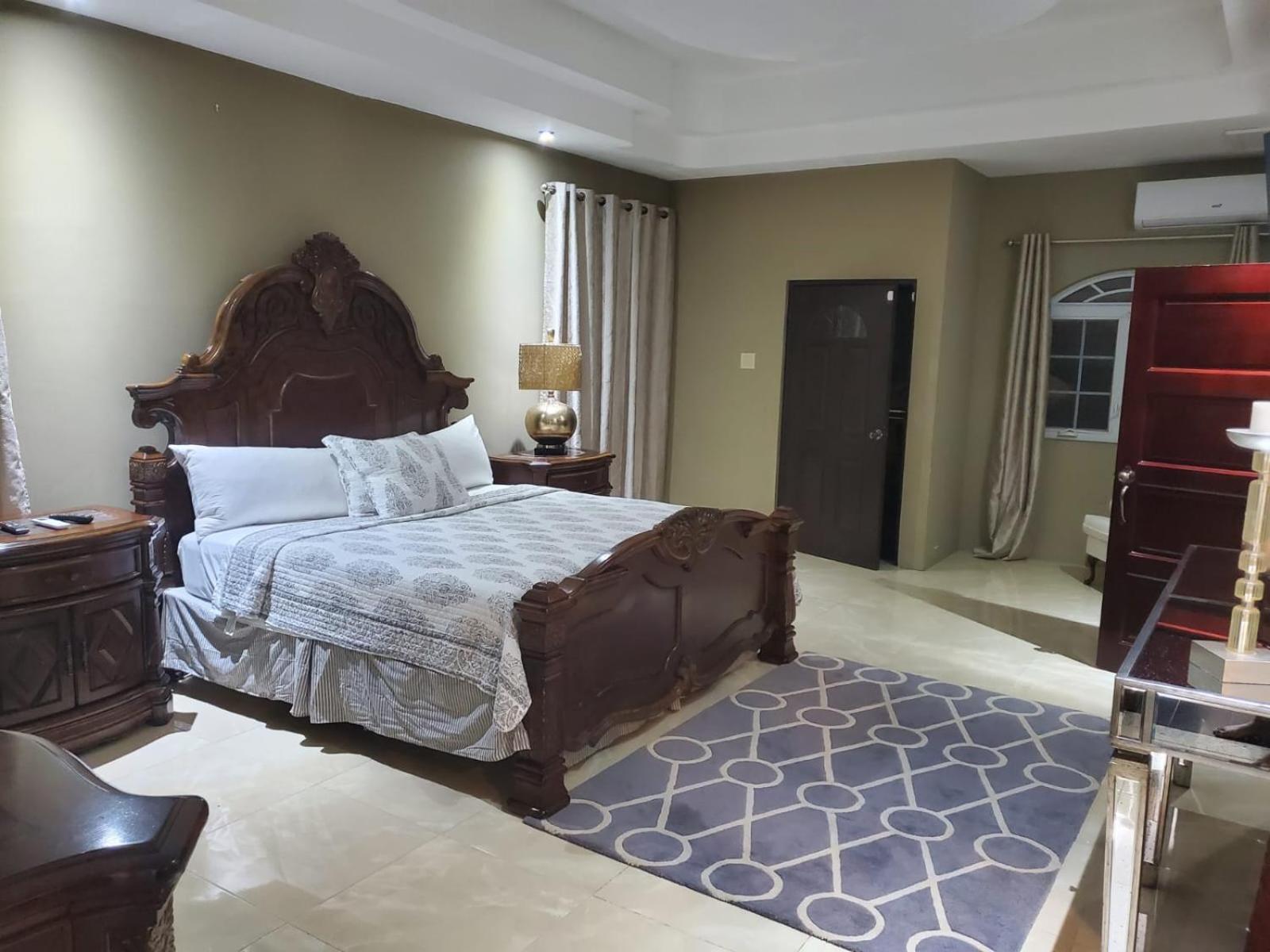 The Palms- Caribbean Estates -10 Minutes From The Beach- Gated Community Portmore Buitenkant foto